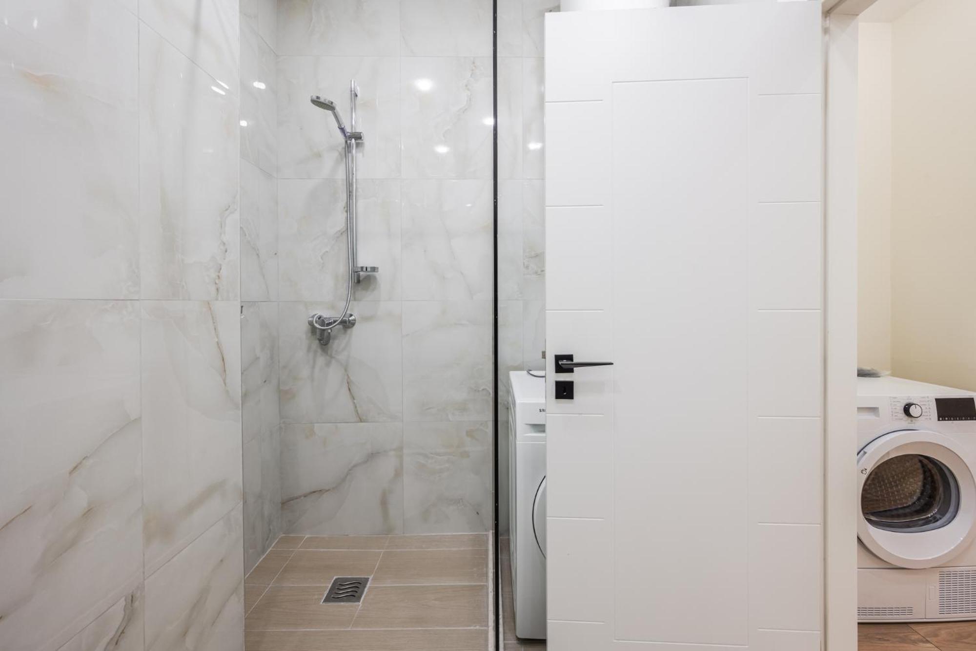 Lucas Central Home Tiranë Luaran gambar